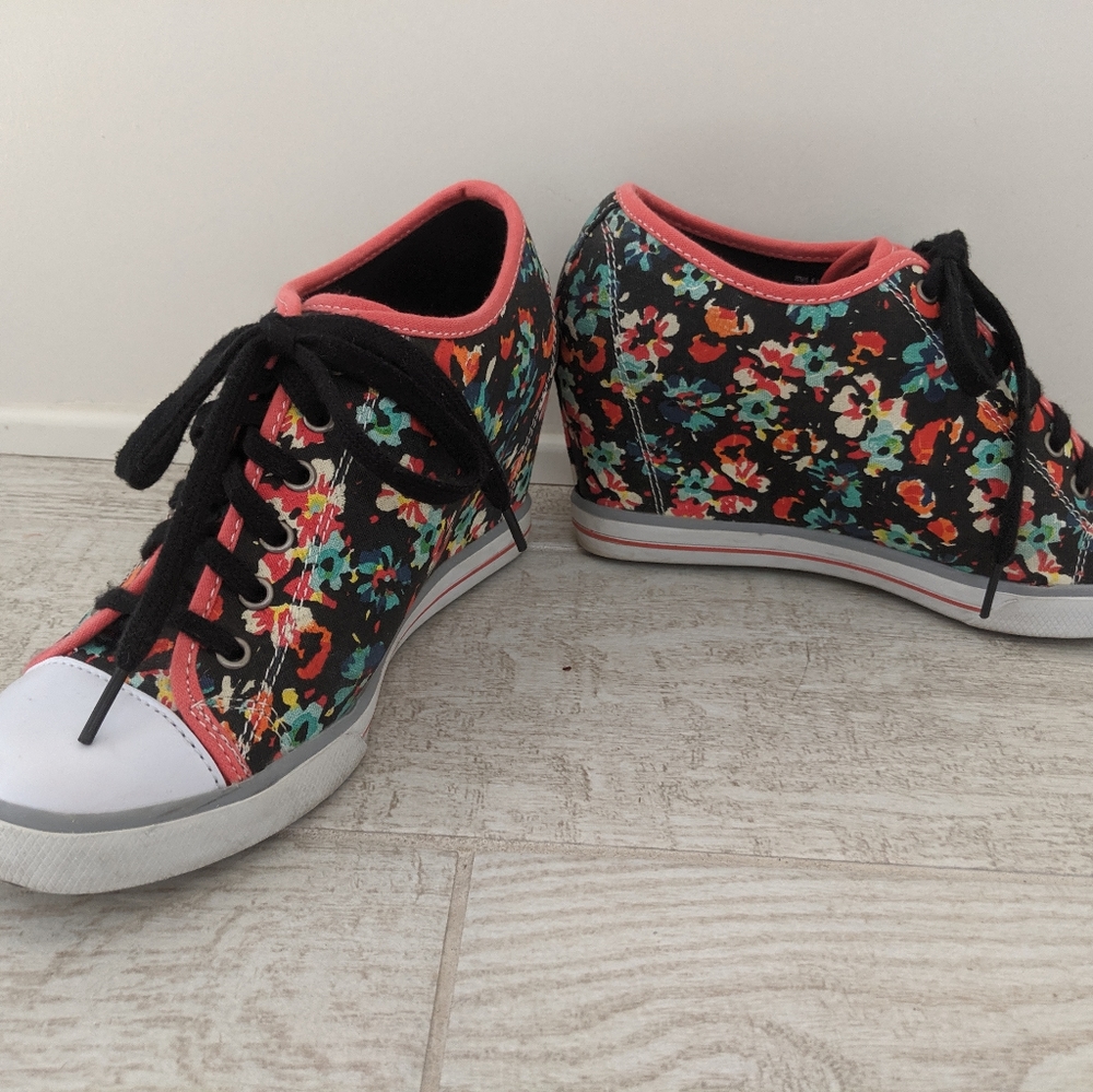 So wedge sneakers size 8M with floral print